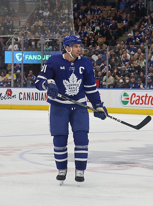 500px-John_Tavares_playing_with_the_Maple_Leafs_in_2022_Quintin_Soloviev
