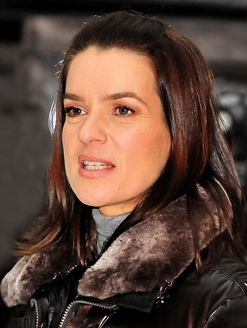 800px-Katarina_Witt_@_Vancouver_2010_Winter_Olympics