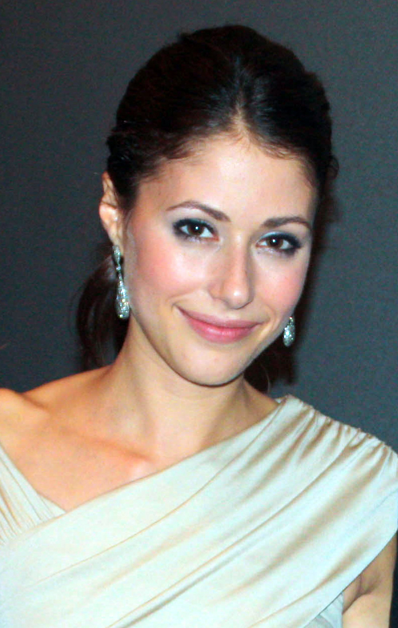 Amanda_Crew_2010